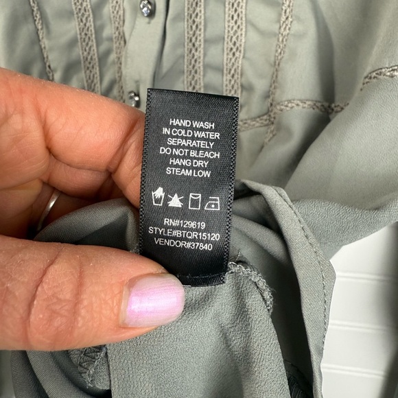 BKE Boutique women’s sage green high low long sleeve blouse. Size M. - Picture 7 of 7